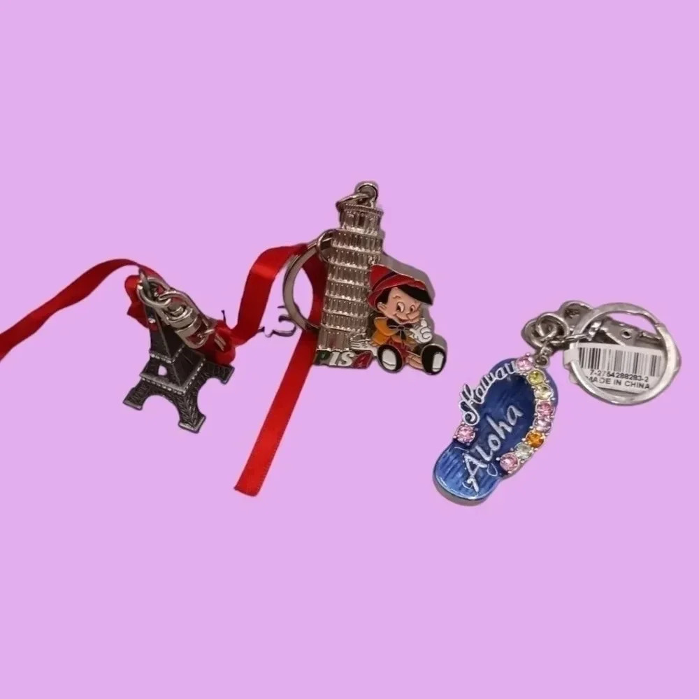 Lot of 3 keychain paris eiffel,hawaii slipper,and pinocchio holding the tower